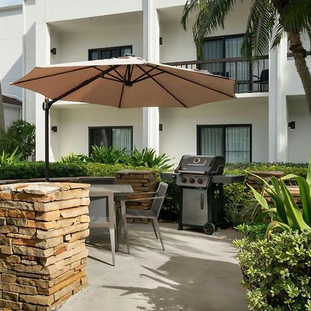 Отель Courtyard Melbourne West Экстерьер фото