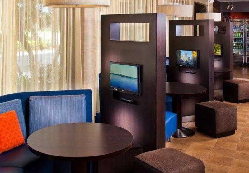 Отель Courtyard Melbourne West Экстерьер фото