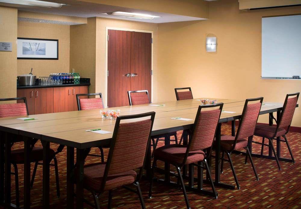 Отель Courtyard Melbourne West Экстерьер фото