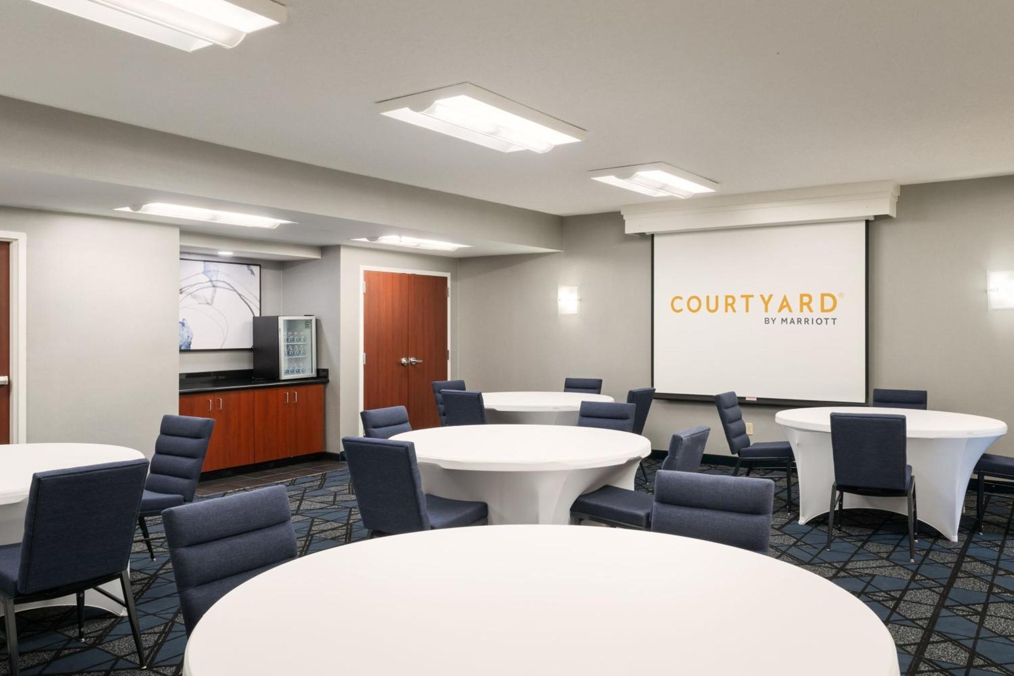Отель Courtyard Melbourne West Экстерьер фото
