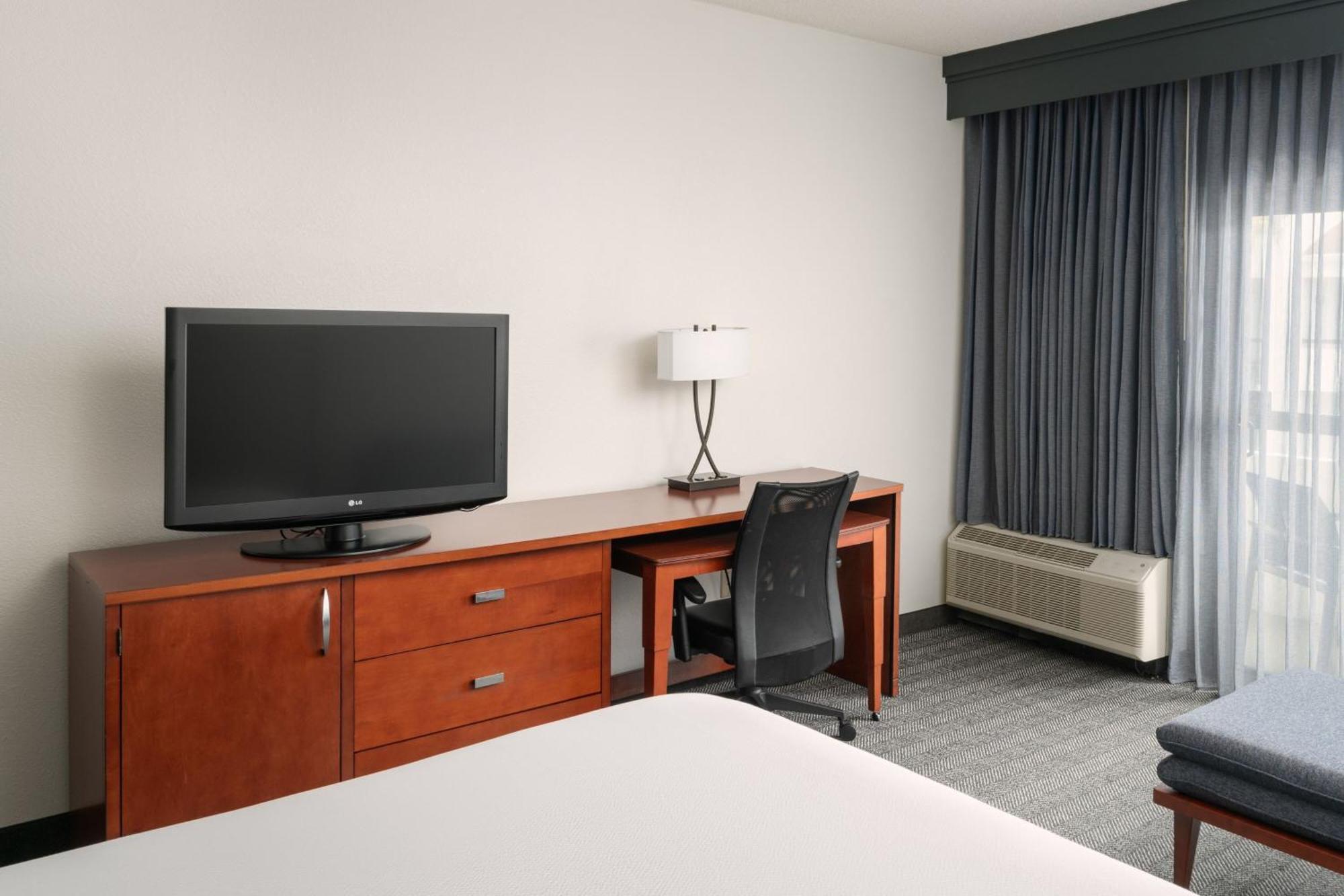 Отель Courtyard Melbourne West Экстерьер фото