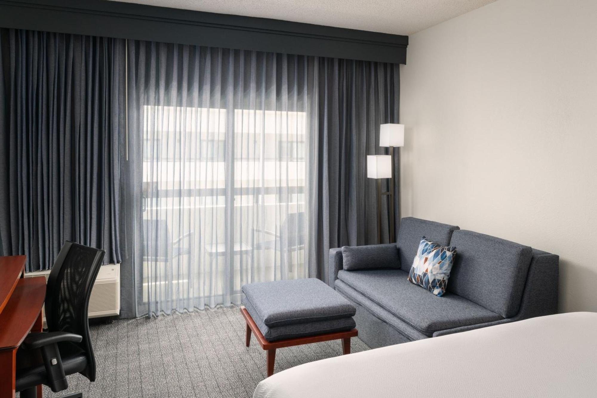 Отель Courtyard Melbourne West Экстерьер фото
