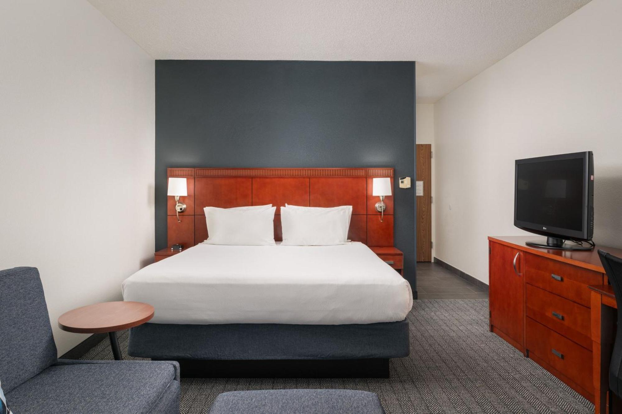Отель Courtyard Melbourne West Экстерьер фото