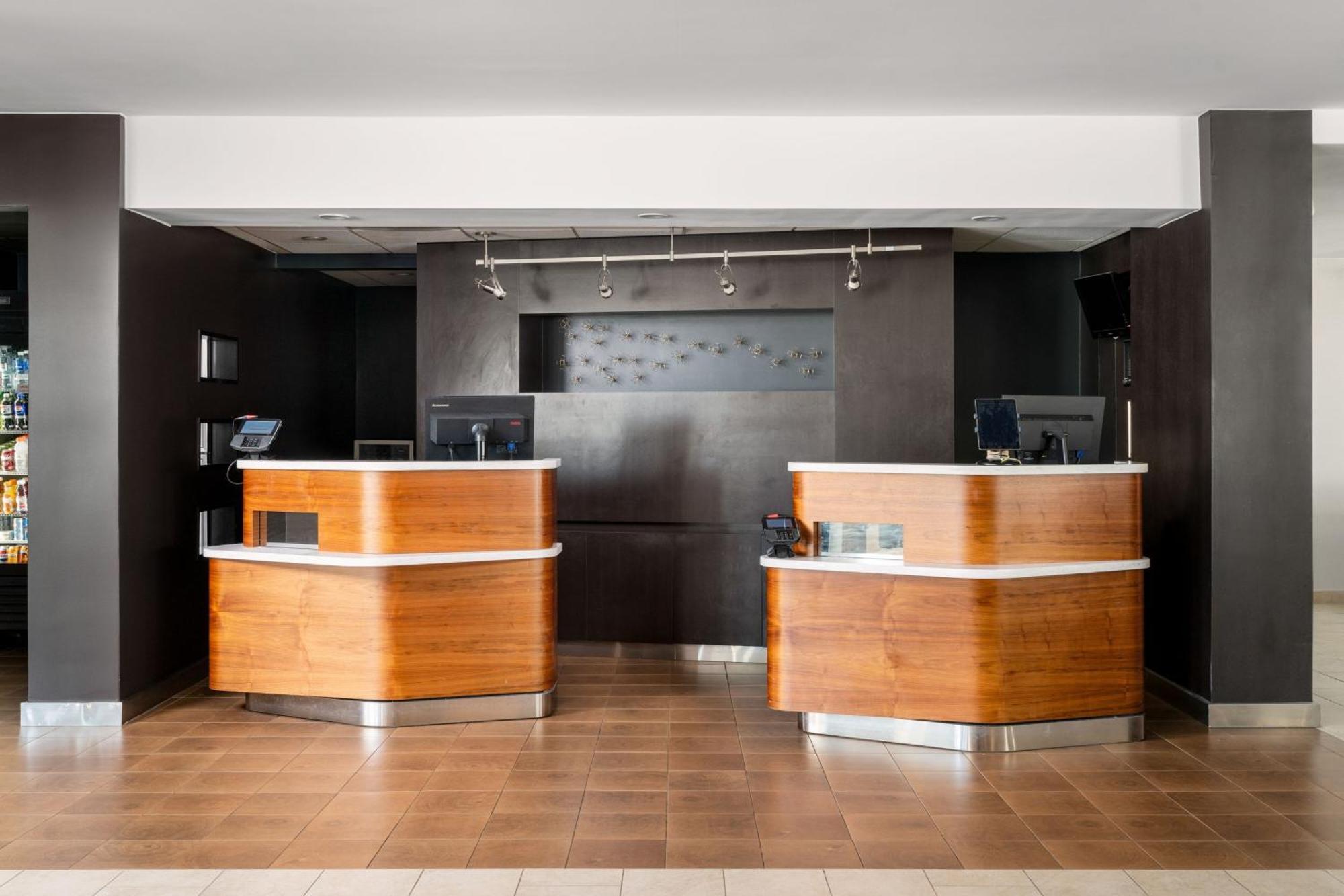 Отель Courtyard Melbourne West Экстерьер фото