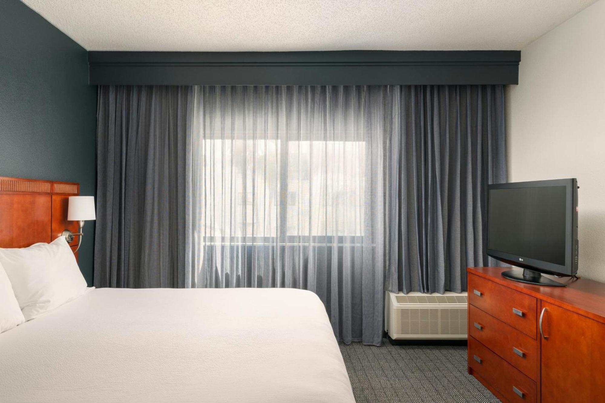 Отель Courtyard Melbourne West Экстерьер фото