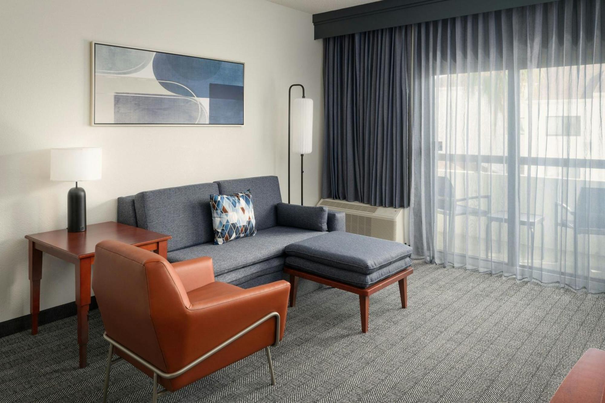 Отель Courtyard Melbourne West Экстерьер фото