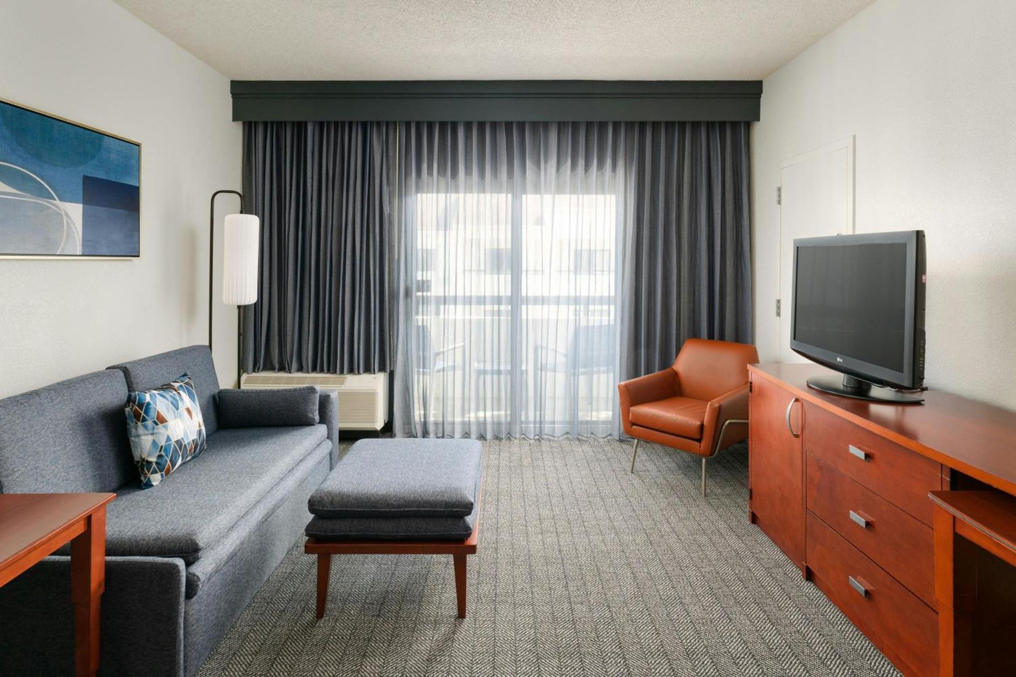 Отель Courtyard Melbourne West Экстерьер фото