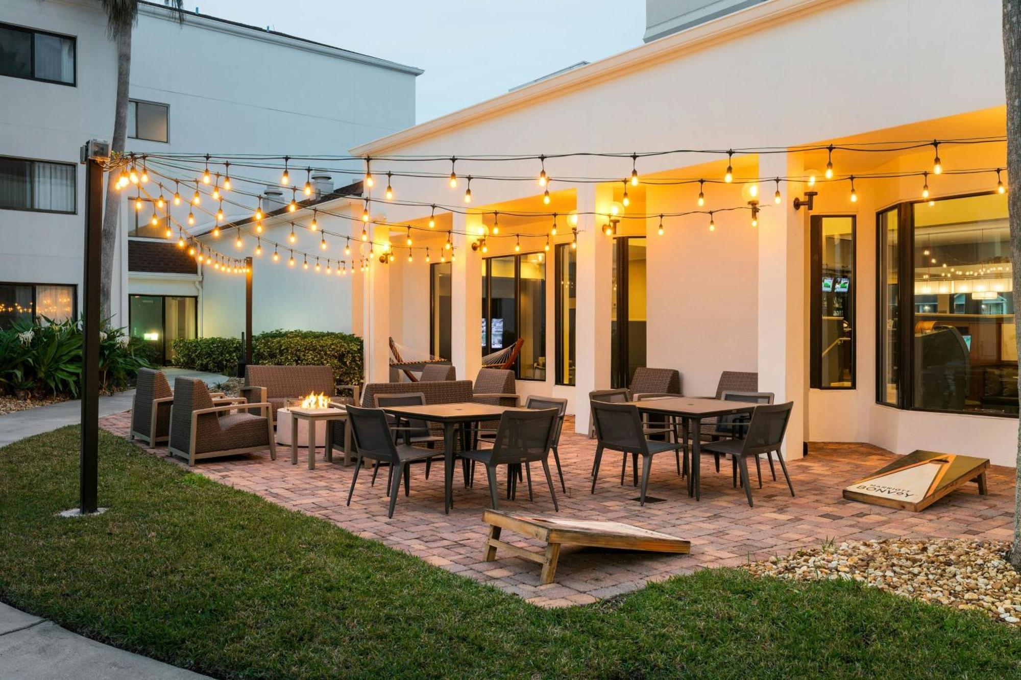 Отель Courtyard Melbourne West Экстерьер фото