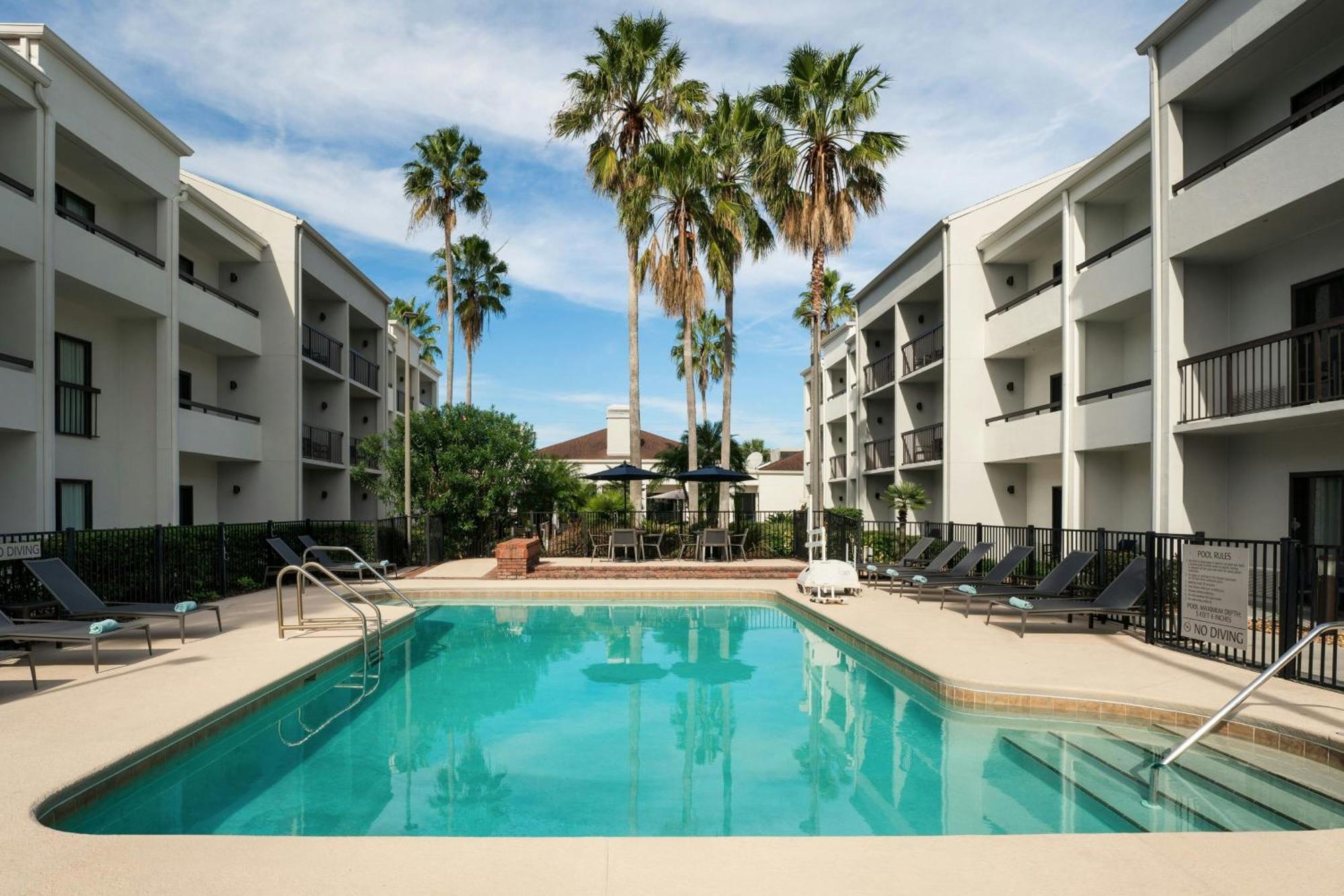 Отель Courtyard Melbourne West Экстерьер фото