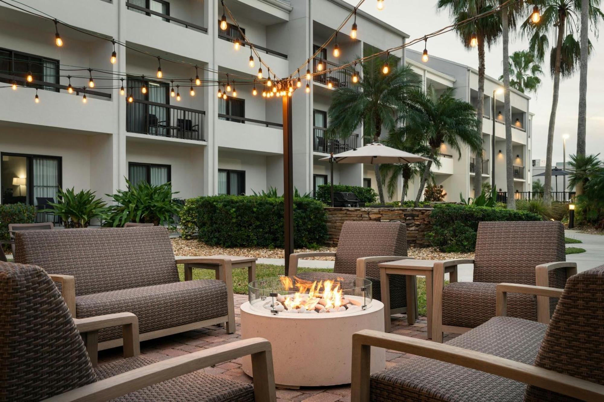 Отель Courtyard Melbourne West Экстерьер фото