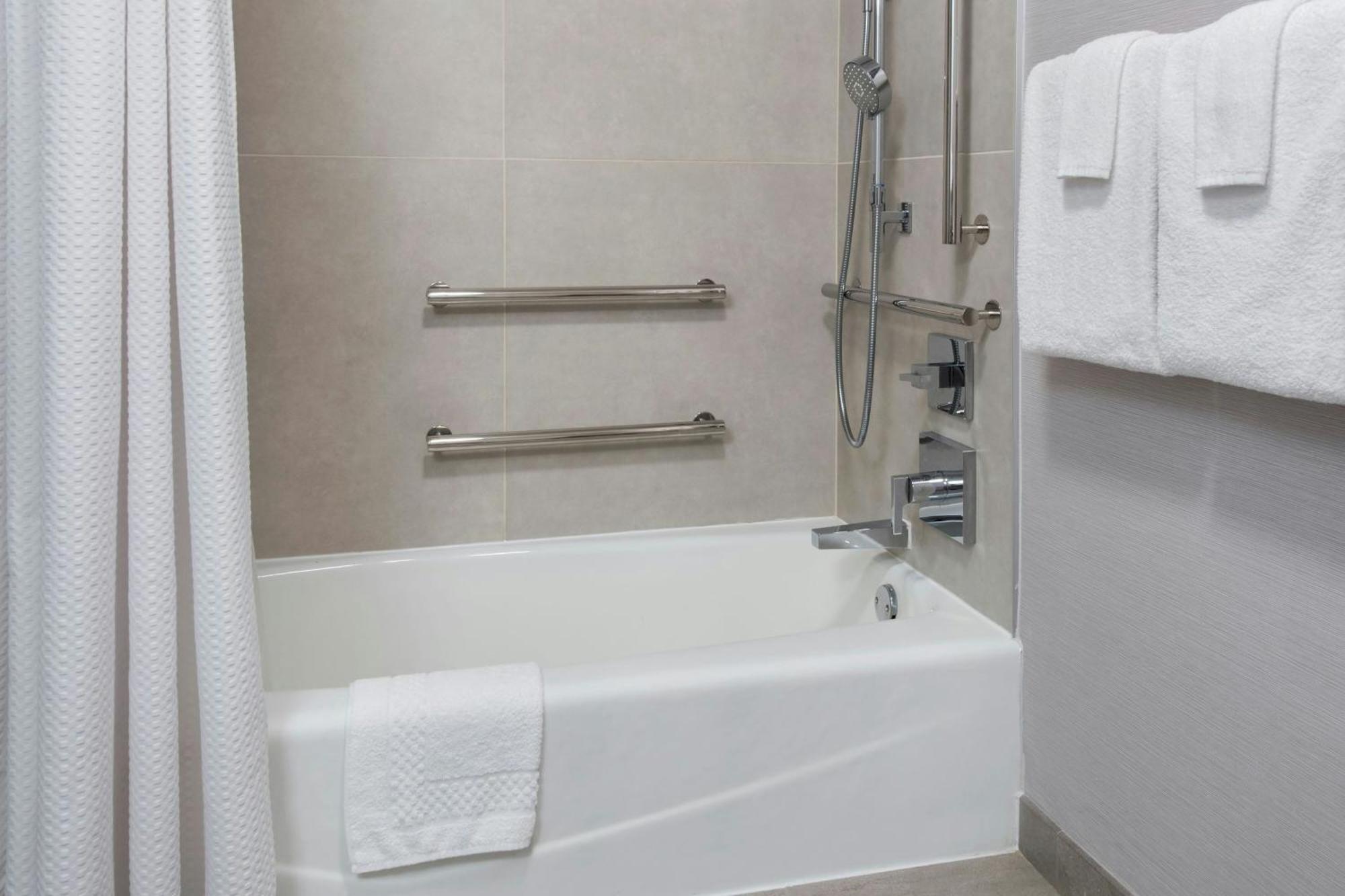 Отель Courtyard Melbourne West Экстерьер фото